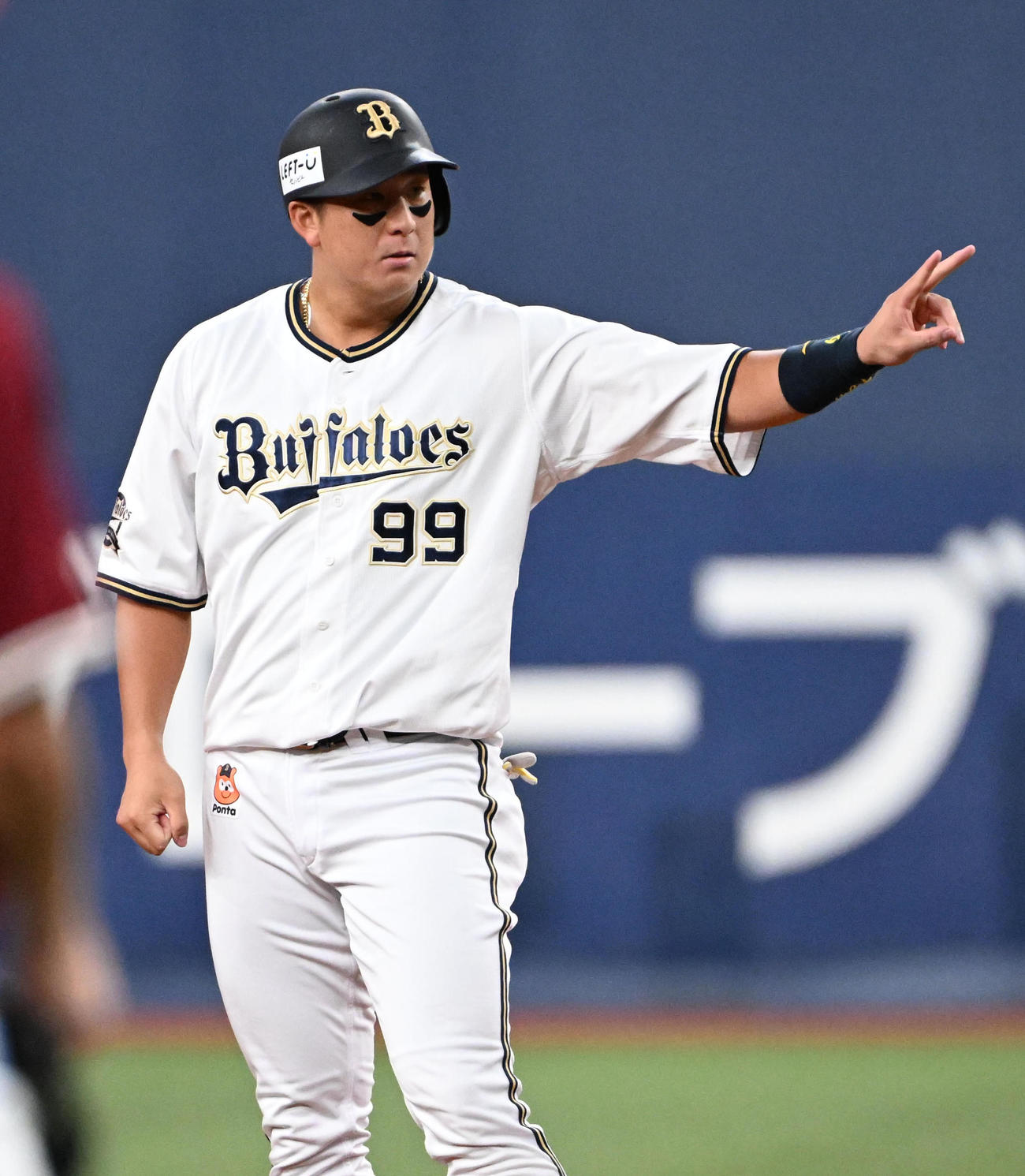 オリックス対楽天　2回裏オリックス1死二塁、杉本は右中間へ適時打を放ちピースをする（撮影・石井愛子）