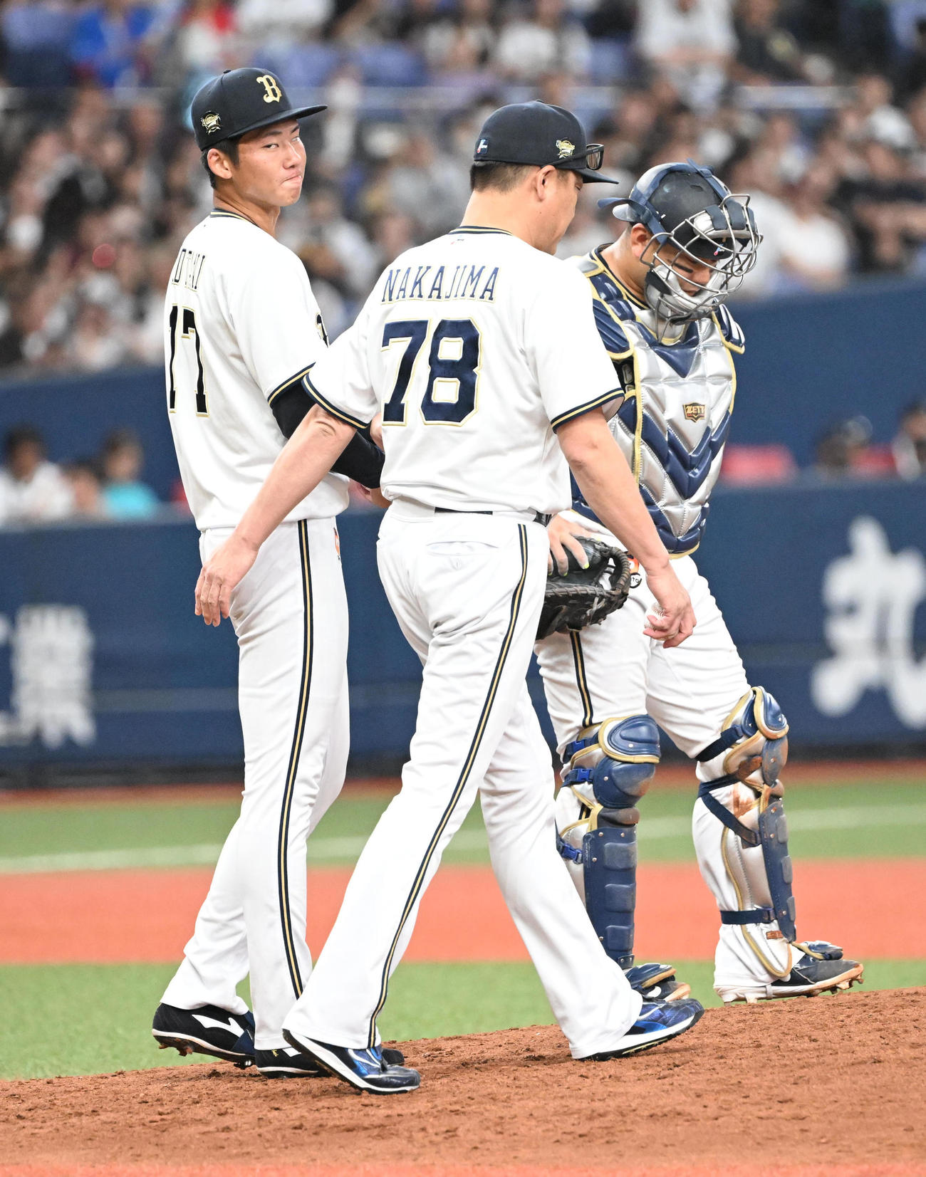 オリックス対楽天　4回、3点を失った所でオリックス中嶋監督（中央）から降板を告げられる曽谷（撮影・和賀正仁）