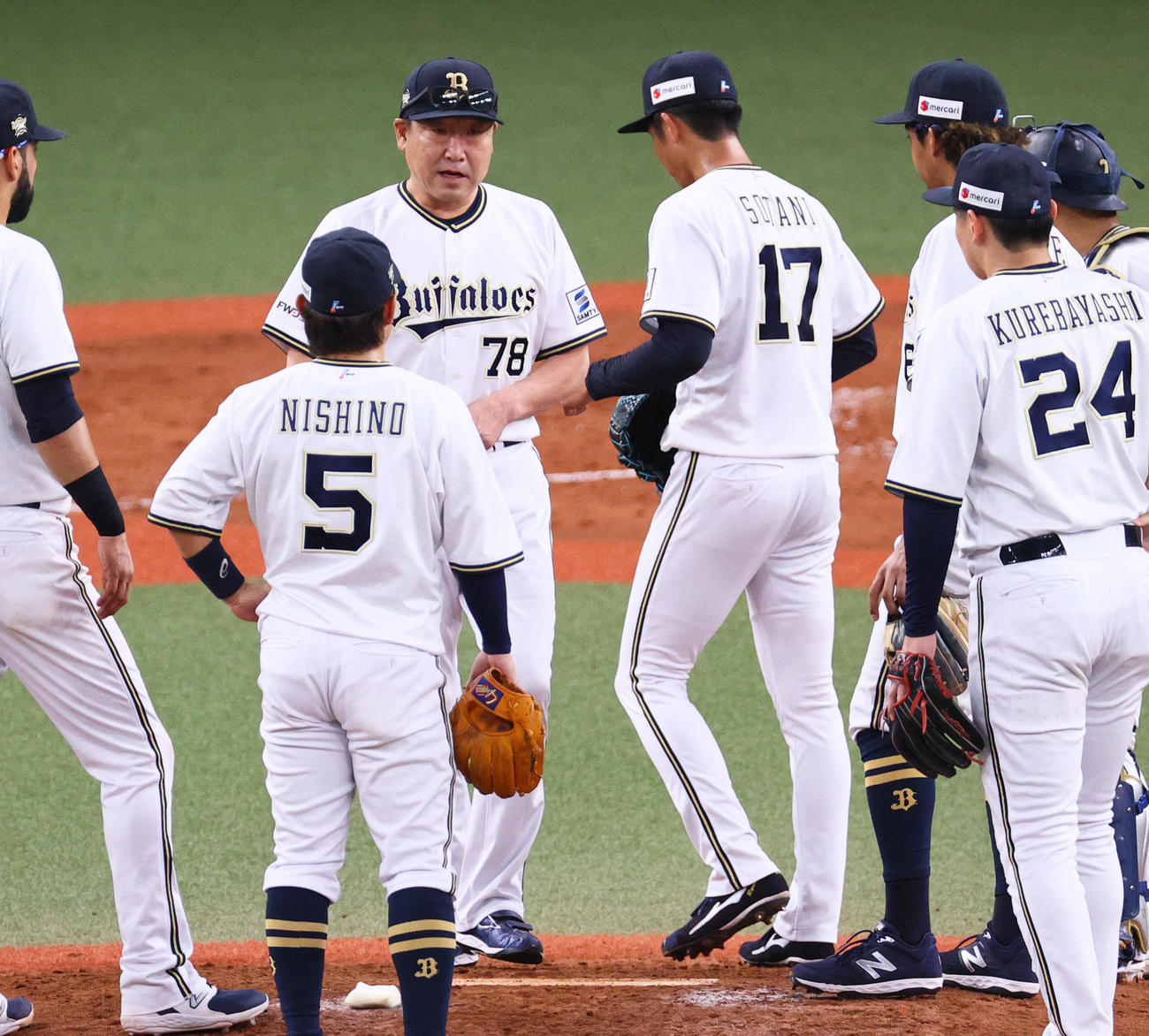 オリックス対楽天　4回表楽天2死一、二塁、中嶋監督（左から3人目）曽谷（左から4人目）の交代を告げマウンドに上がる（撮影・上山淳一）