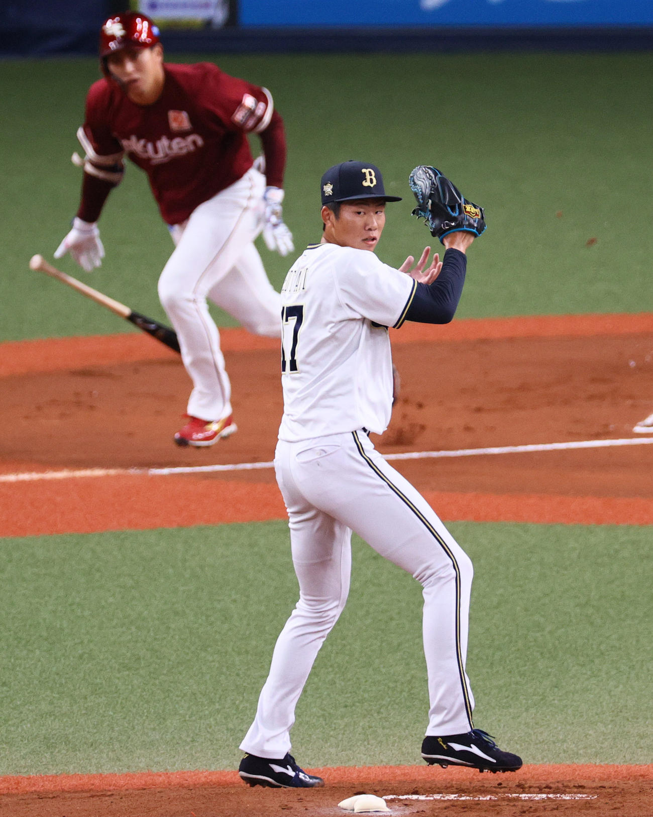 オリックス対楽天　1回表楽天無死一塁、曽谷（手前）は小郷の投ゴロを捕球し、二塁をアウトにする（撮影・上山淳一）