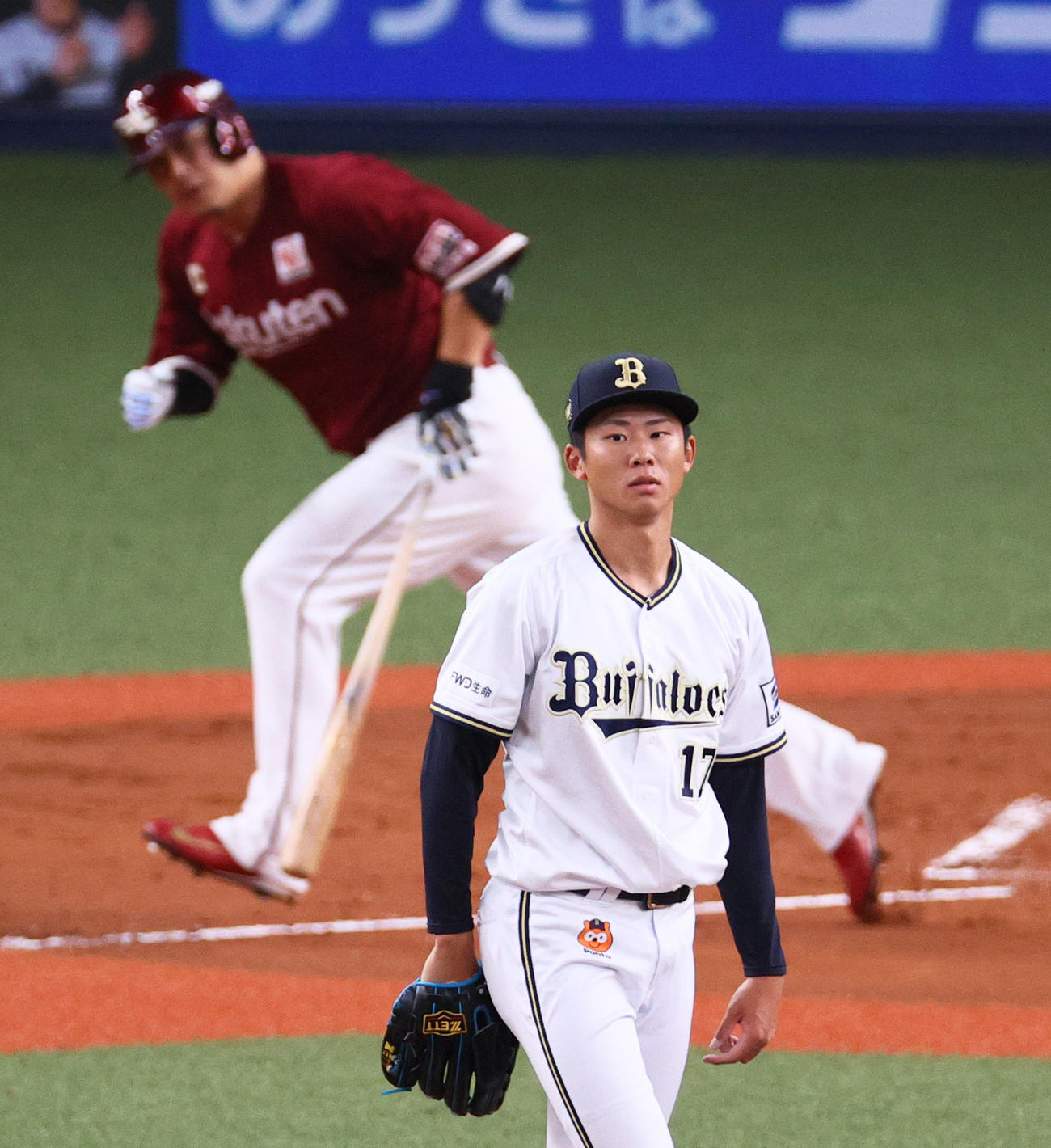 オリックス対楽天　2回表楽天無死、曽谷（手前）は浅村に中前打を打たれる（撮影・上山淳一）