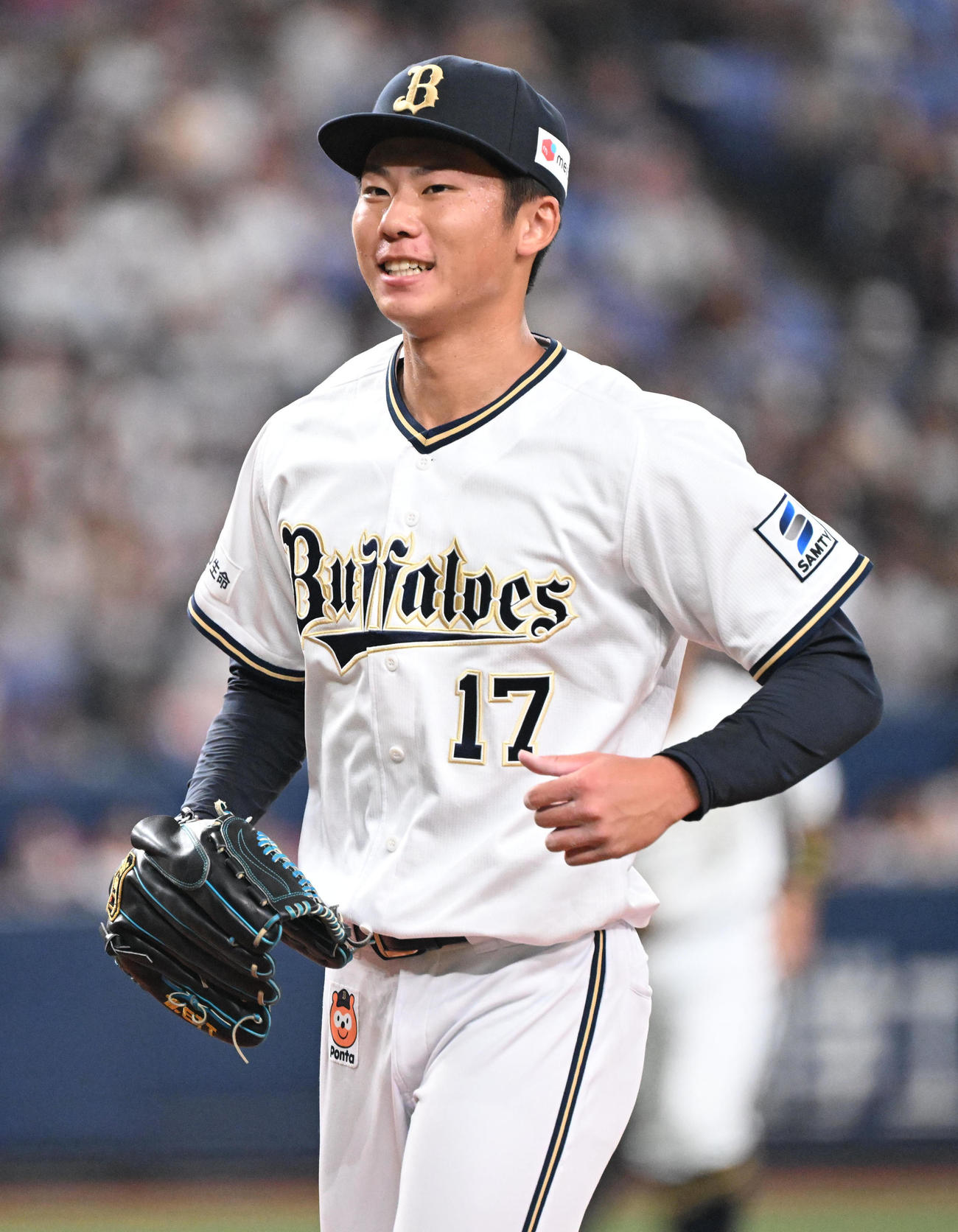 オリックス対楽天　2回表楽天無死一、二塁のピンチを無失点とし笑顔でベンチに戻る曽谷（撮影・和賀正仁）
