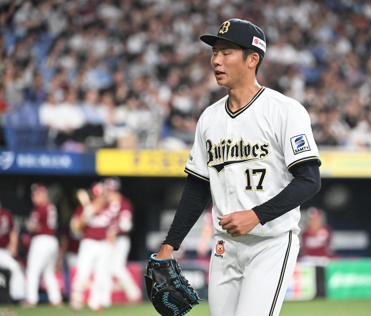 オリックス対楽天　4回、3点を失った所でオリックス中嶋監督から降板を告げられる曽谷（撮影・和賀正仁）