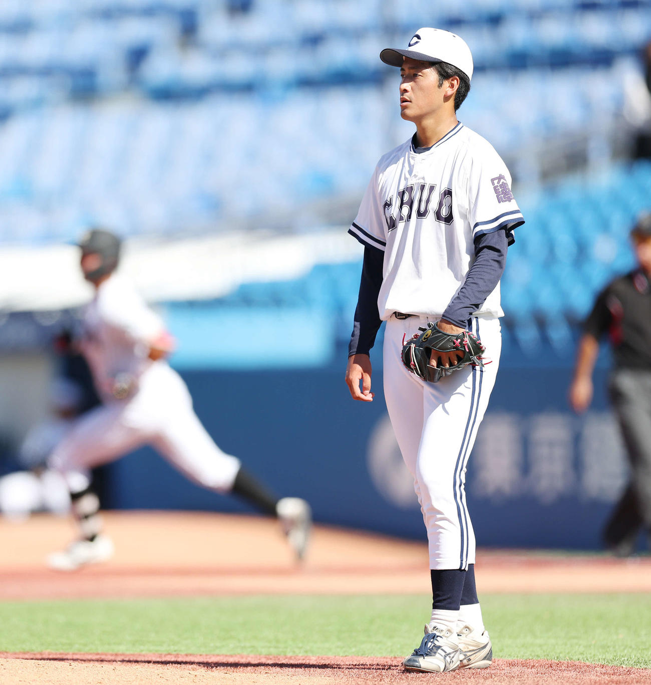 亜大対中大　7回表亜大1死、松浦（後方）に左越え同点ソロ本塁打を浴びる西舘（撮影・宮地輝）