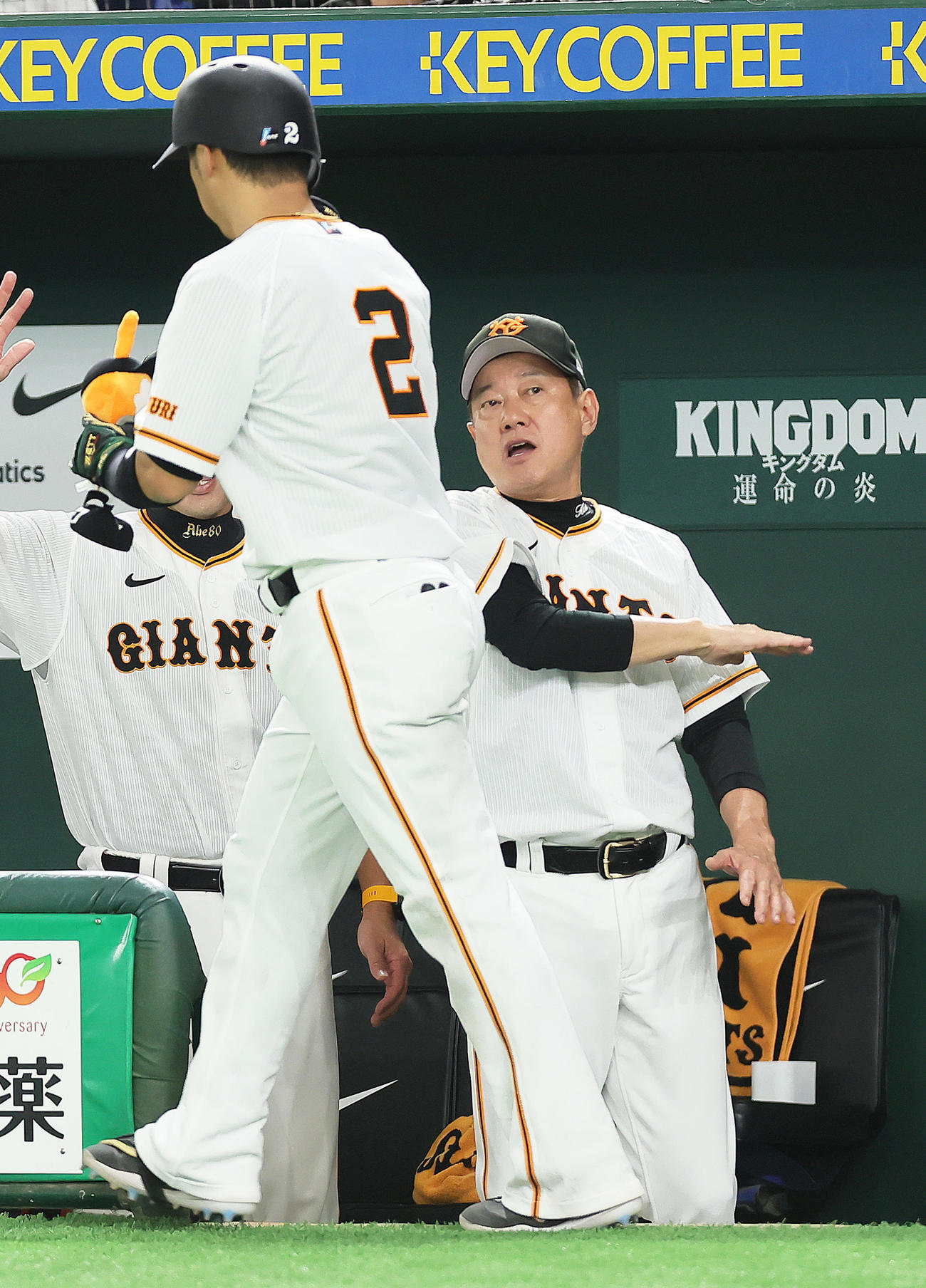 巨人対ヤクルト　6回裏巨人無死、吉川（左）は同点本塁打を放ち原監督にタッチで迎えられる（撮影・足立雅史）
