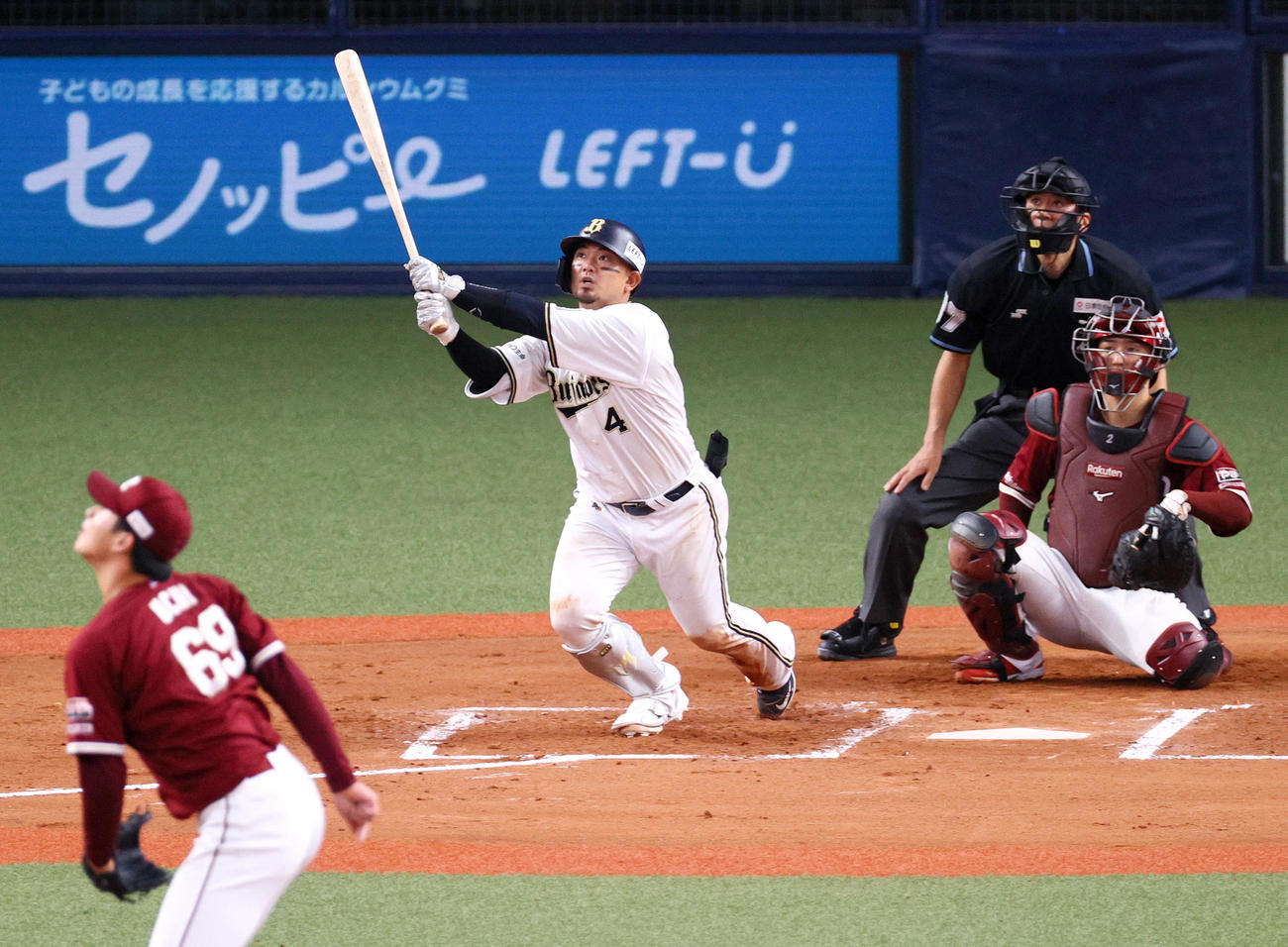オリックス対楽天　6回裏オリックス2死、森は右越えソロ本塁打を放つ。投手内（撮影・上山淳一）