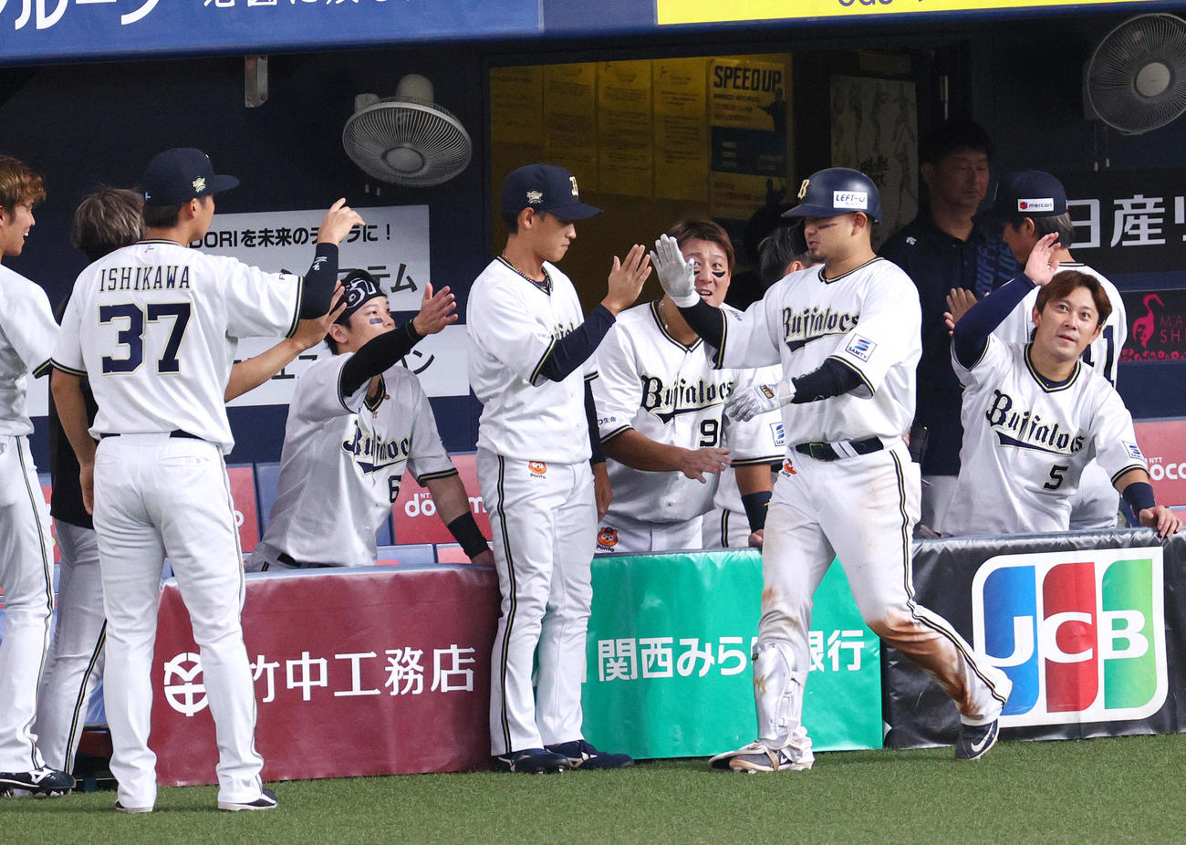 オリックス対楽天　6回裏オリックス2死、森（手前右）は右越えソロ本塁打を放ちナインの出迎えを受ける（撮影・上山淳一）