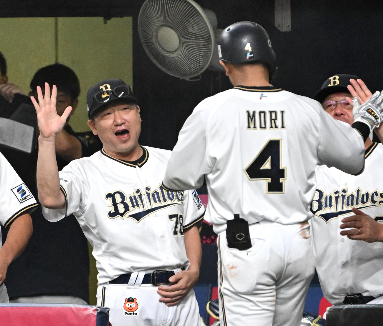 オリックス対楽天　6回裏オリックス2死、本塁打を放った森（右）を迎える中嶋監督（撮影・石井愛子）