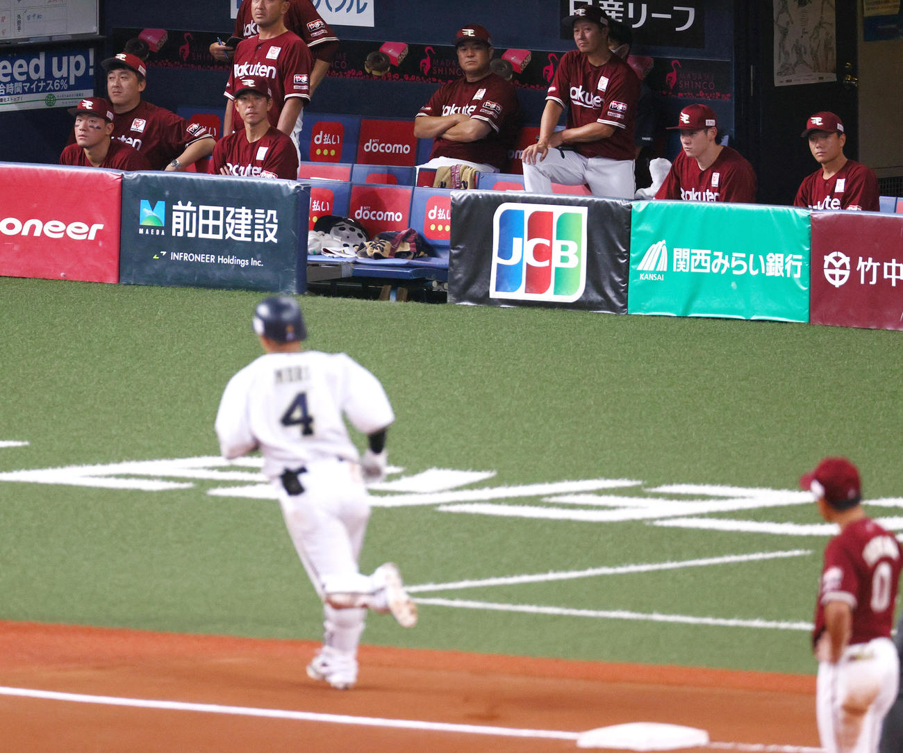 オリックス対楽天　6回裏オリックス2死、森（手前）に右越えソロ本塁打を打たれベンチで落胆する石井監督（左から2人目）ら（撮影・上山淳一）