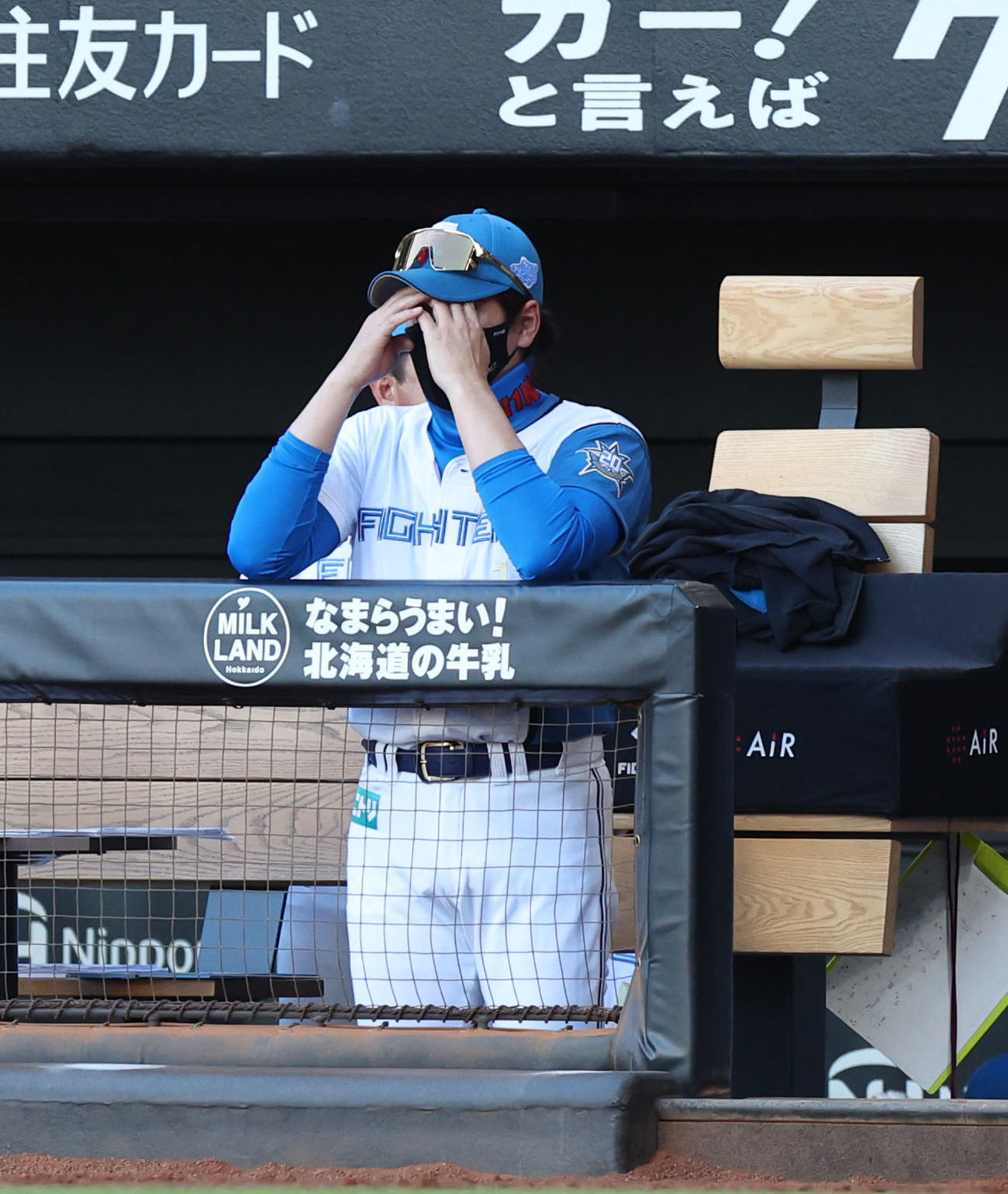 日本ハム対ソフトバンク　8回表、勝ち越しを許し手で顔をおおう新庄監督（撮影・佐藤翔太）