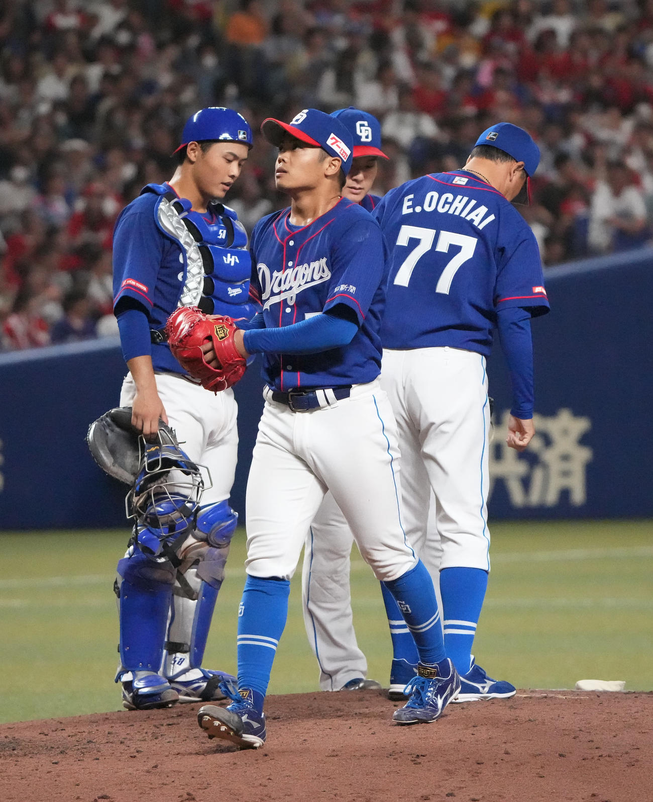中日対広島　7回表広島2死満塁、マウンドを降りる根尾（中央）（撮影・森本幸一）