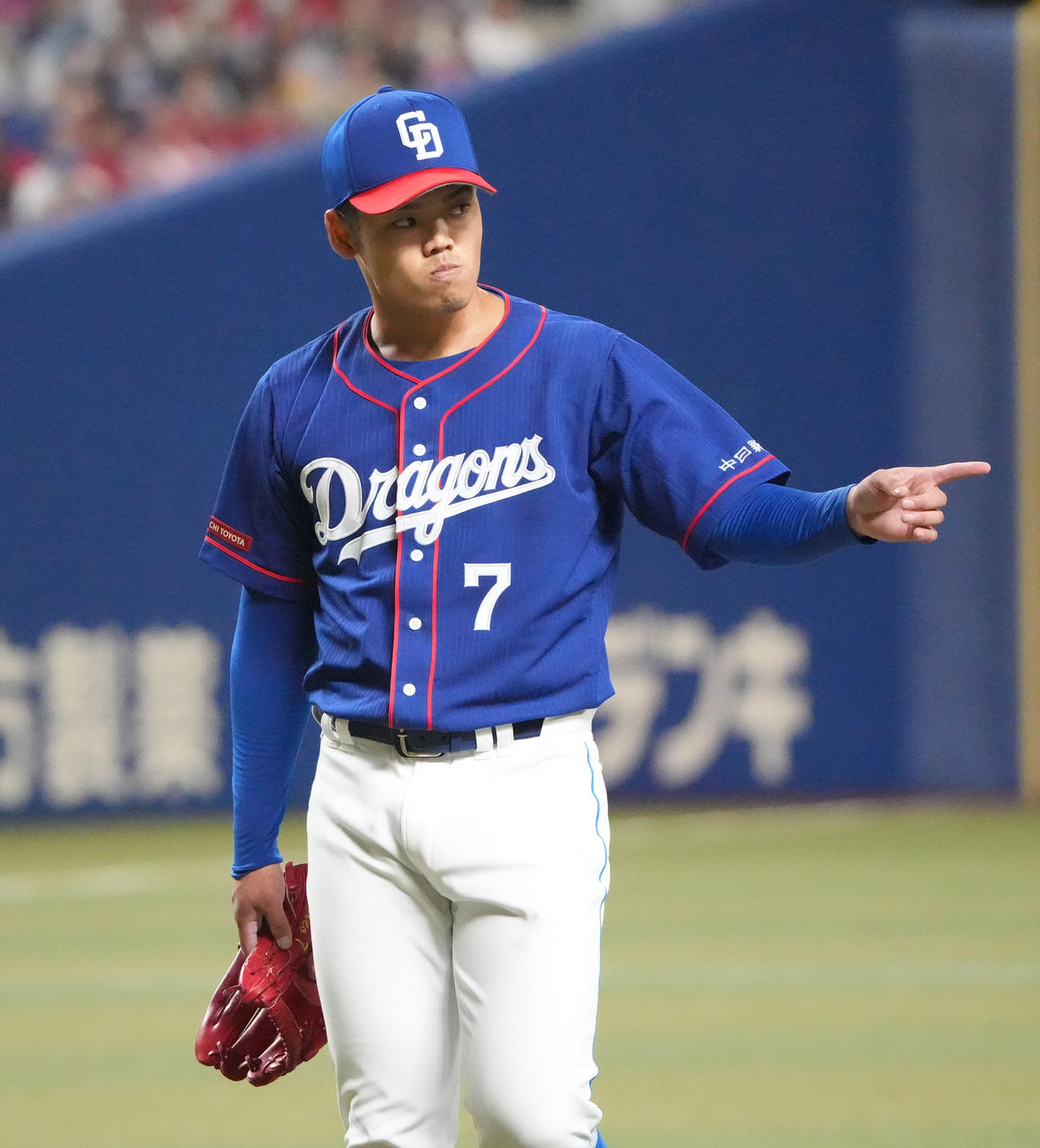 中日対広島　5回表終了、ビシエドに合図を送りベンチへ戻る根尾（撮影・森本幸一）
