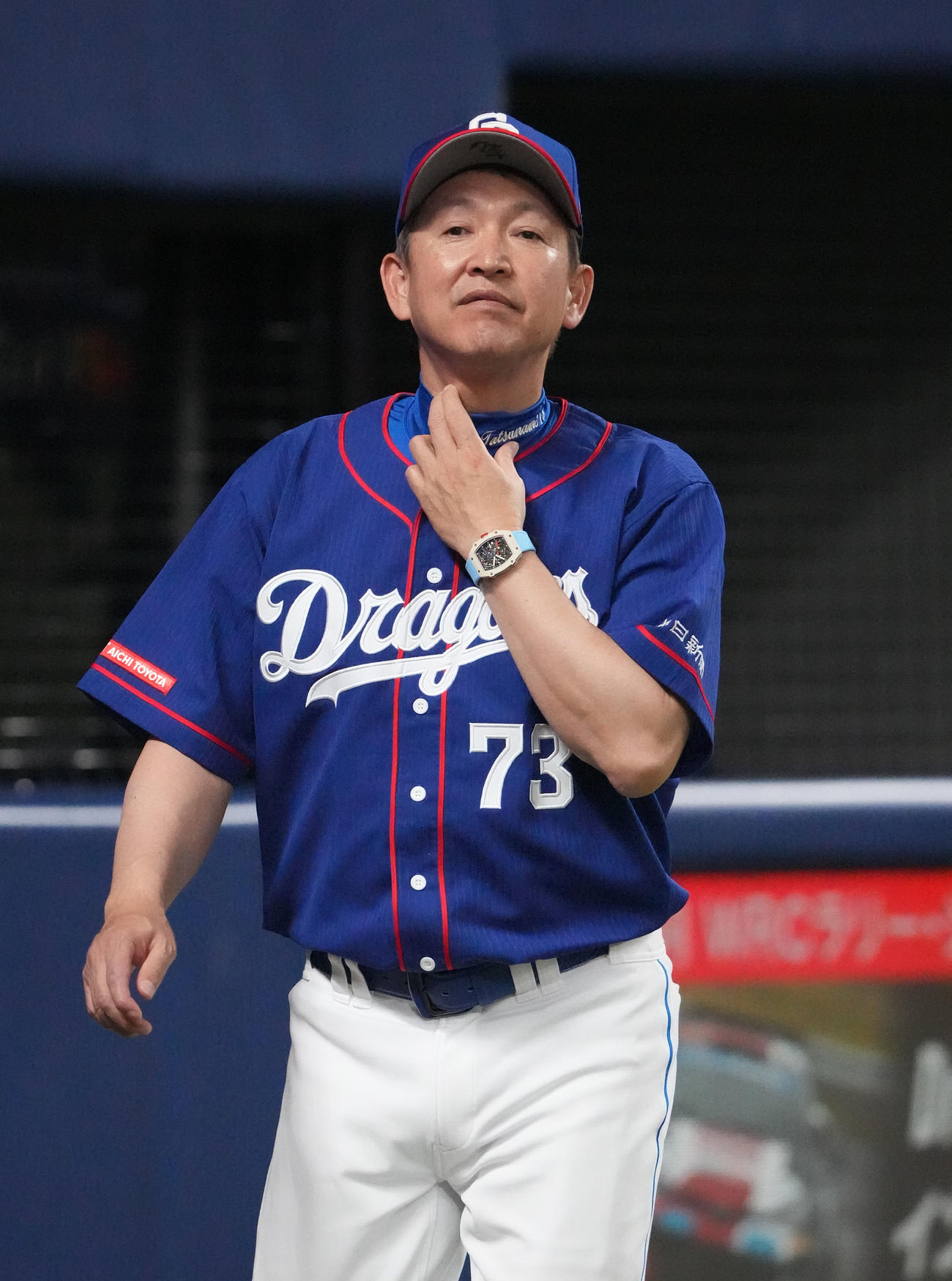 中日対広島　8回終了、選手交代を告げベンチへ戻る立浪監督（撮影・森本幸一）