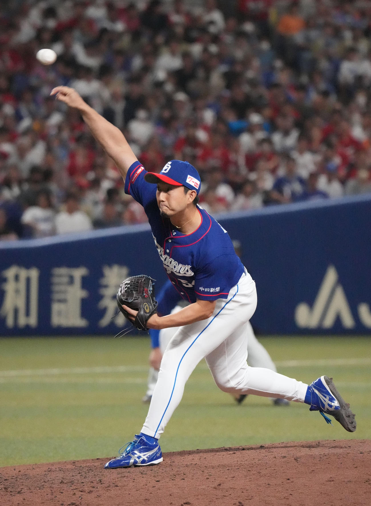 中日対広島　7回表広島2死満塁、中日2番手で登板する藤嶋（撮影・森本幸一）