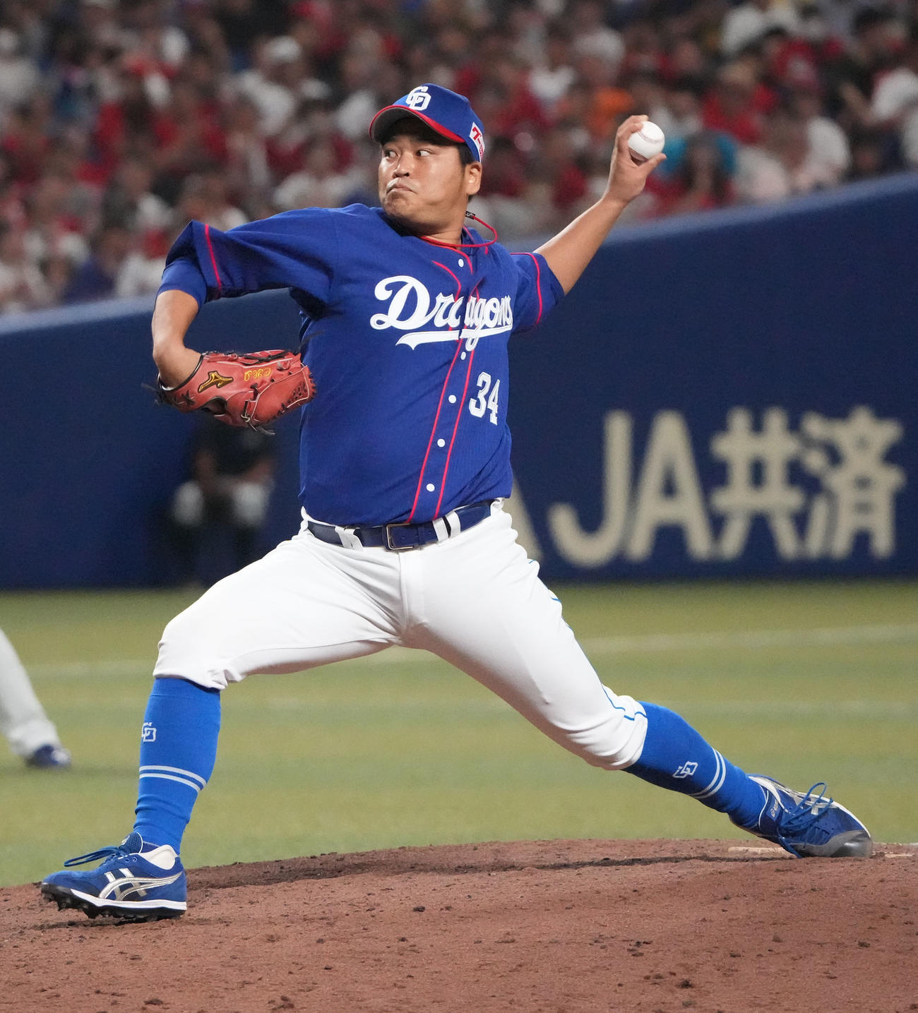 中日対広島　7回表広島2死二、三塁、中日5番手で登板する福（撮影・森本幸一）
