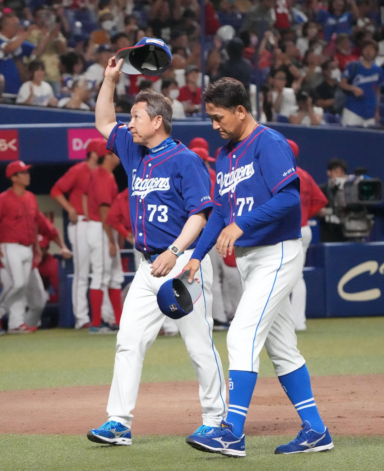 広島にサヨナラ勝ちし、観客に手を振る立浪監督（左）（撮影・森本幸一）