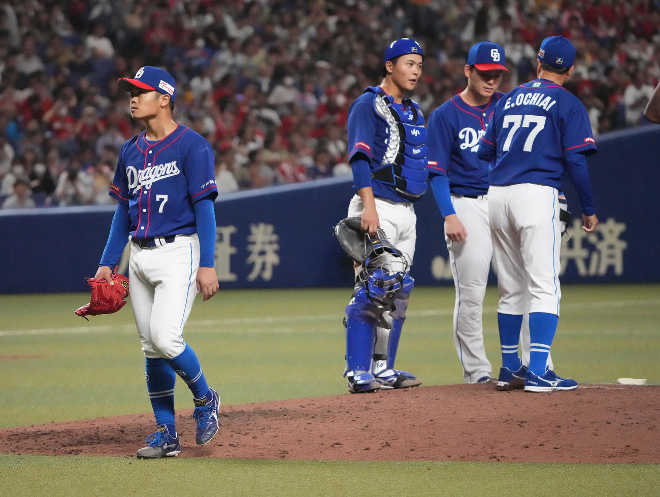 中日対広島　7回表広島2死満塁、マウンドを降りる根尾（左）（撮影・森本幸一）
