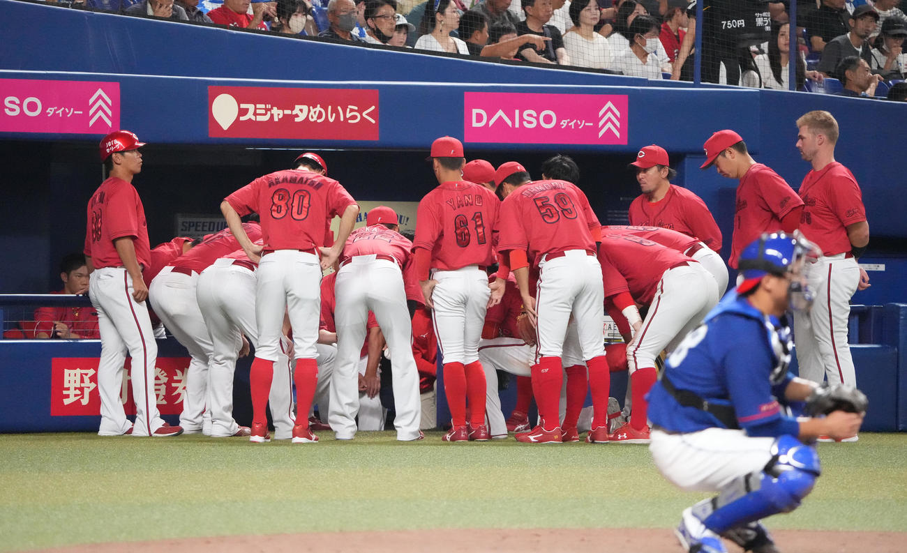 中日対広島　5回表開始前、ベンチ前で円陣を組む広島ナイン（撮影・森本幸一）