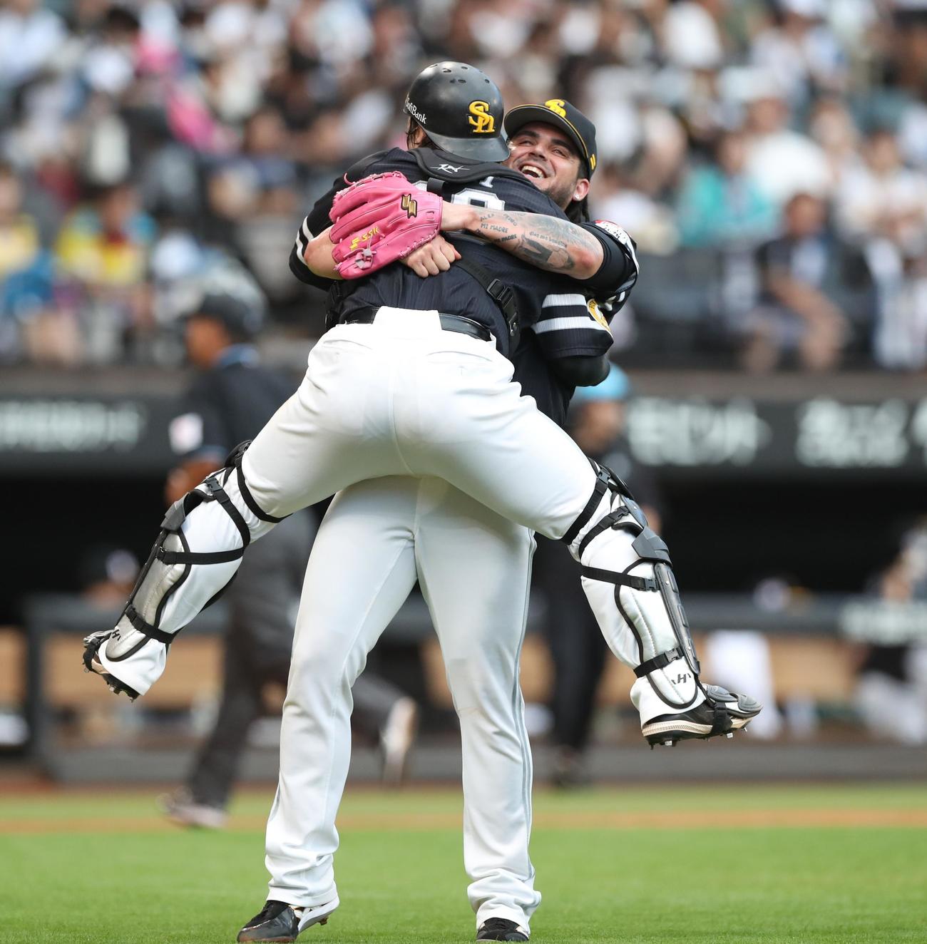 日本ハム対ソフトバンク　試合後、甲斐を抱き上げるオスナ（撮影・黒川智章）