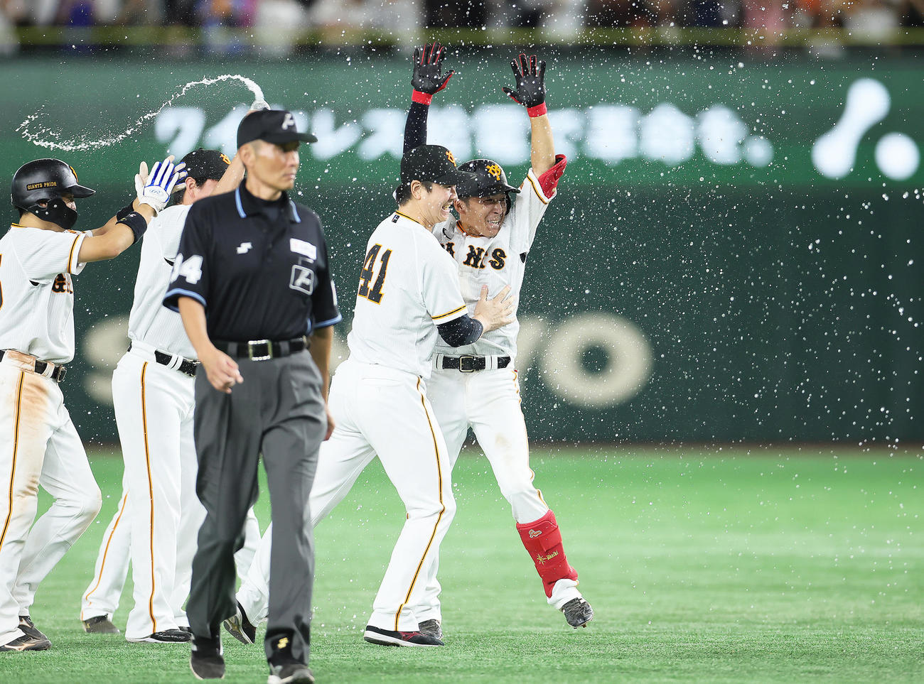 巨人対ヤクルト　12回裏巨人1死、1死二塁、増田大（右端）はサヨナラ打を放ちウオーターシャワーで祝福される（撮影・足立雅史）