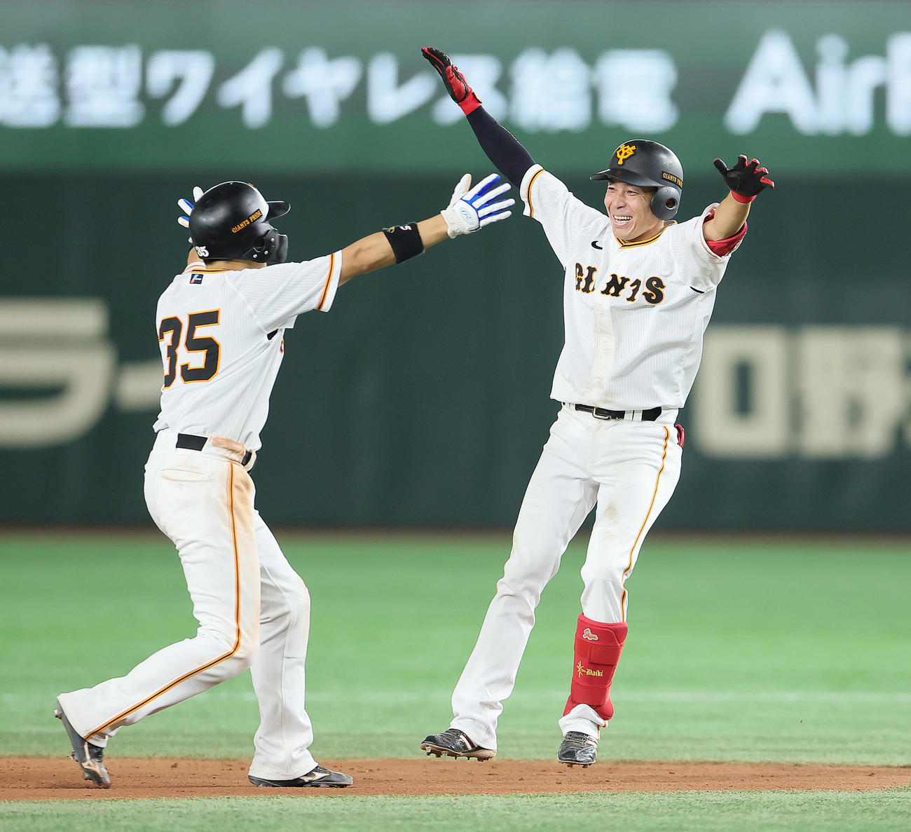 巨人対ヤクルト　12回裏巨人1死、1死二塁、増田大（右）はサヨナラ打を放ち笑顔でバンザイする（撮影・足立雅史）