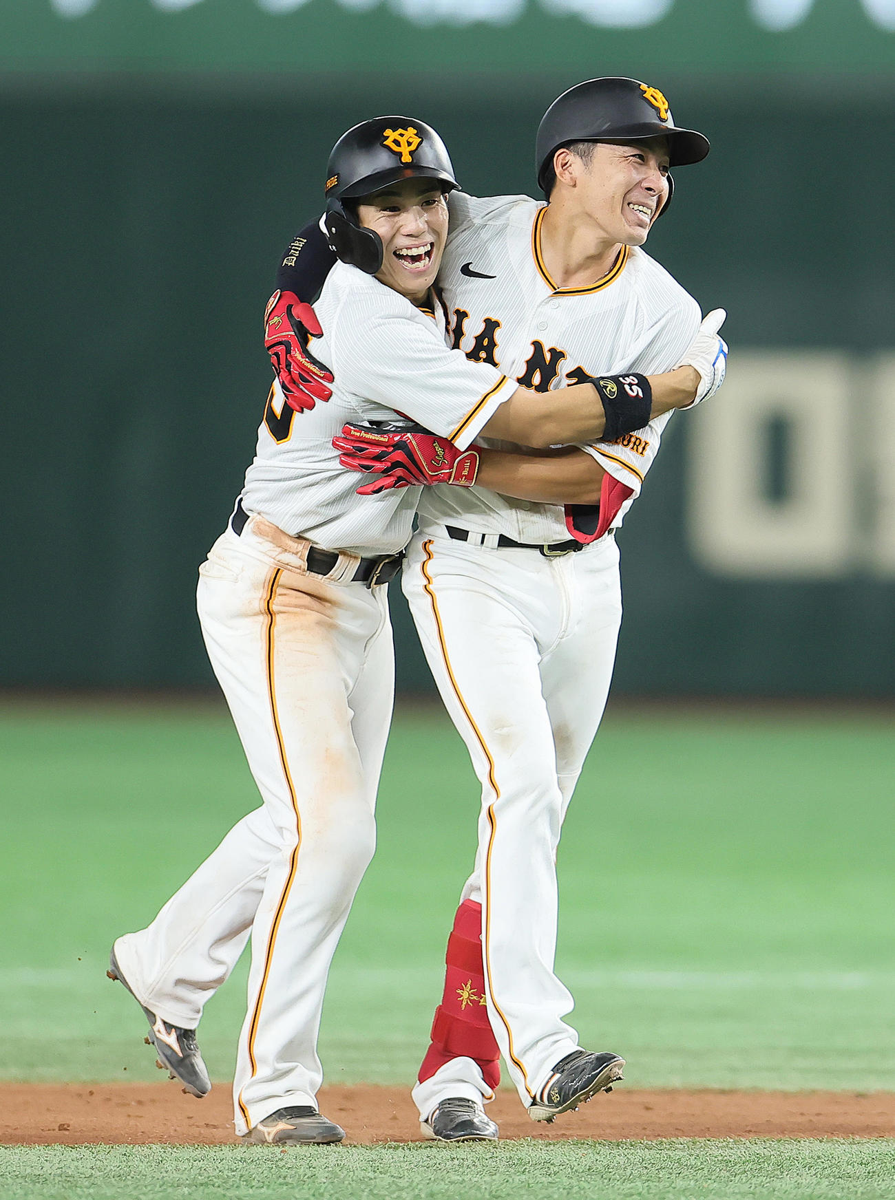 巨人対ヤクルト　12回裏巨人1死、1死二塁、増田大（右）はサヨナラ打を放ち門脇と抱き合い喜ぶ（撮影・足立雅史）