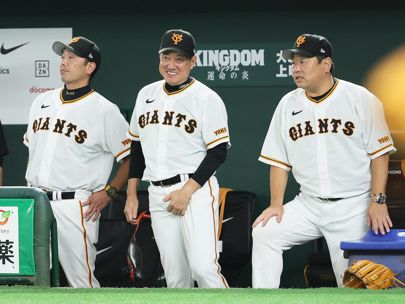 巨人対ヤクルト　8回裏巨人2死二塁、坂本の左適時二塁打で勝ち越しに成功し笑顔を見せる原監督（中央）。左は阿部コーチ、右は大久保コーチ（撮影・足立雅史）