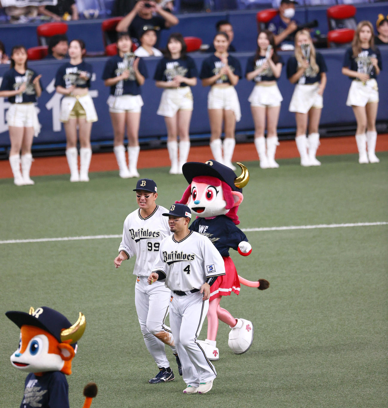 オリックス対楽天　ヒーローのオリックス森（右）と杉本はスタンドのファンへあいさつに向かう（撮影・上山淳一）