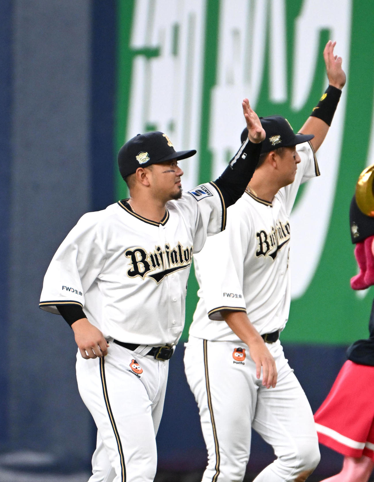 オリックス対楽天　ファンに手を振る（左から）森、杉本（撮影・石井愛子）