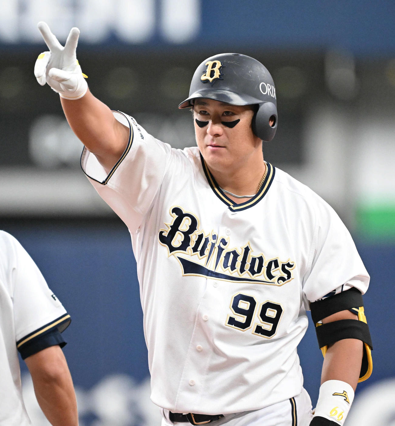 オリックス対楽天　3回裏オリックス1死一、三塁、右前適時打を放った杉本はVサイン（撮影・和賀正仁）