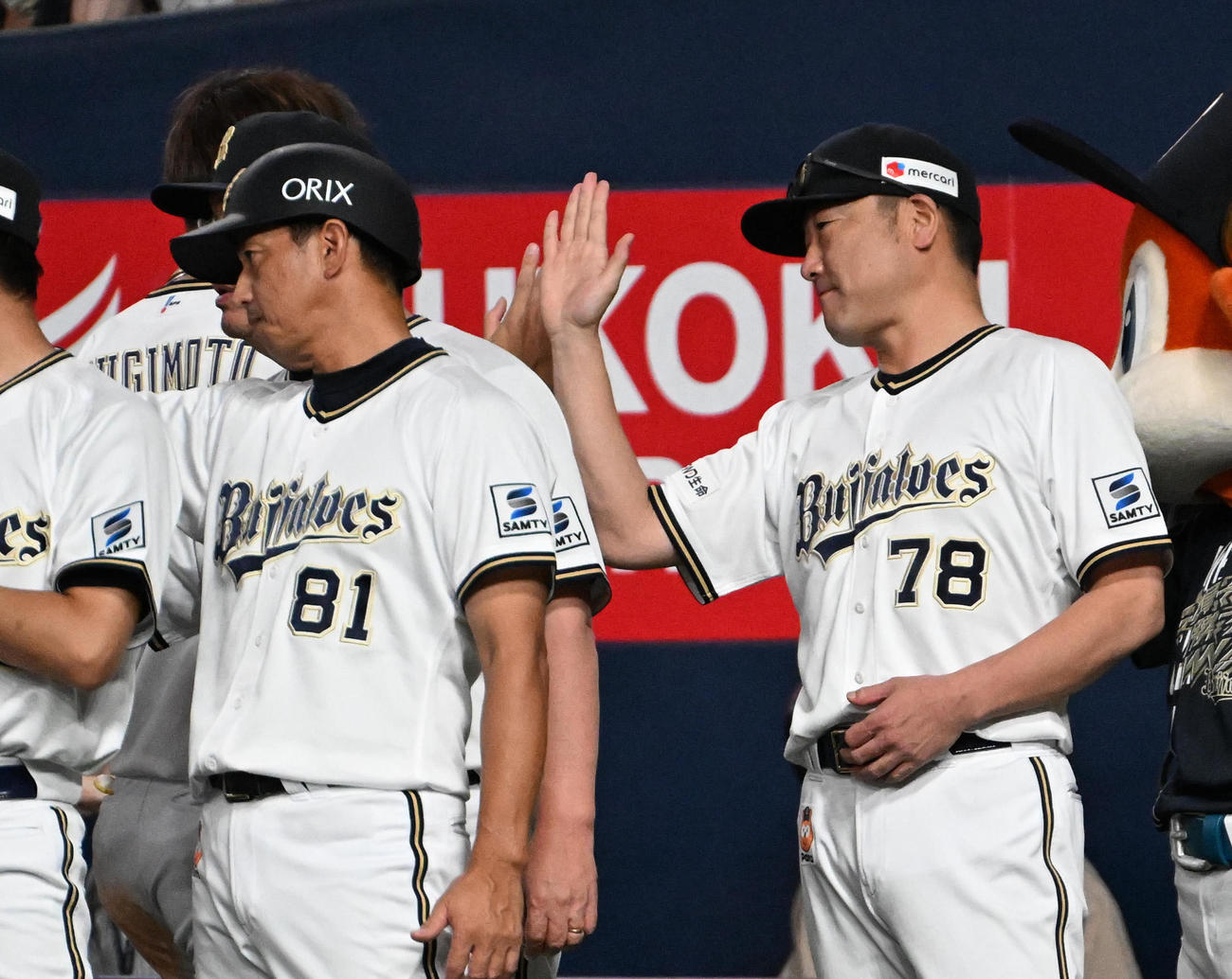 オリックス対楽天　杉本とハイタッチをする中嶋監督（右）（撮影・石井愛子）