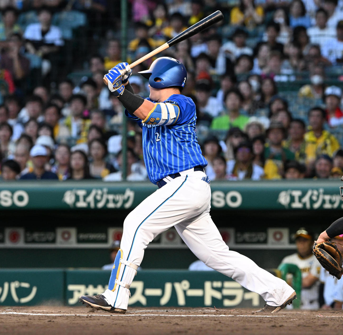 阪神対DeNA 10回表DeNA2死一、二塁、牧は右適時2点三塁打を放つ（撮影・前岡正明）