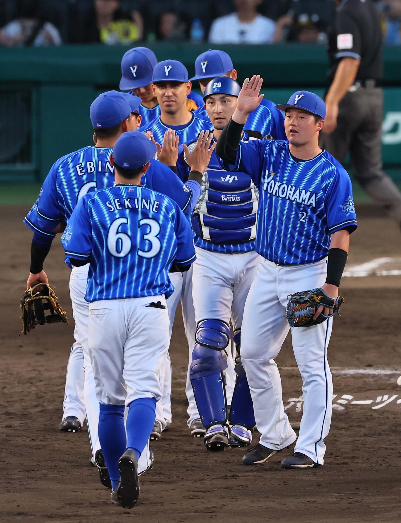 阪神対DeNA　阪神に勝利しハイタッチして喜ぶ牧（右）とDeNAナイン（撮影・上田博志）