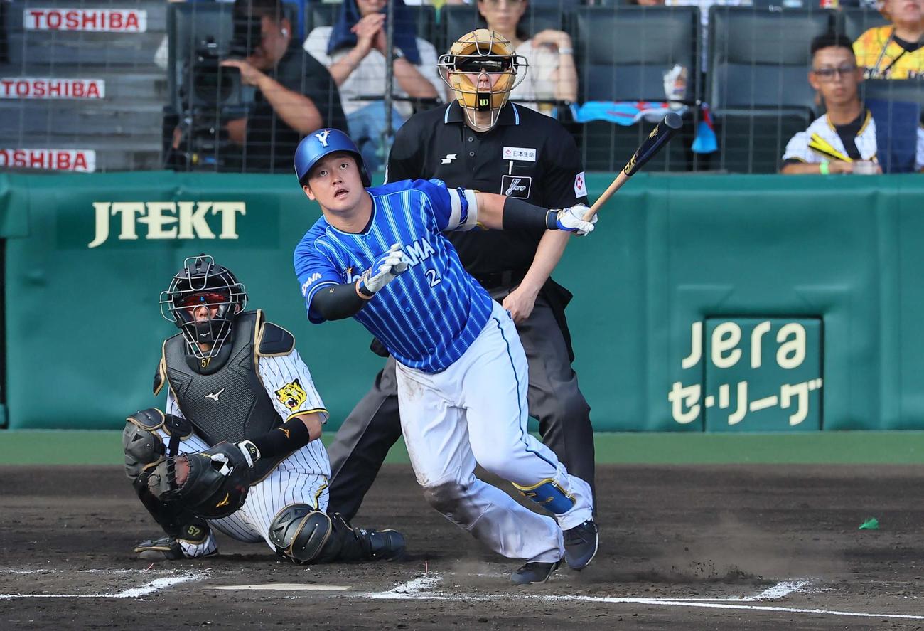 阪神対DeNA 6回表DeNA2死二塁、牧は中前に先制適時打を放つ（撮影・上田博志）
