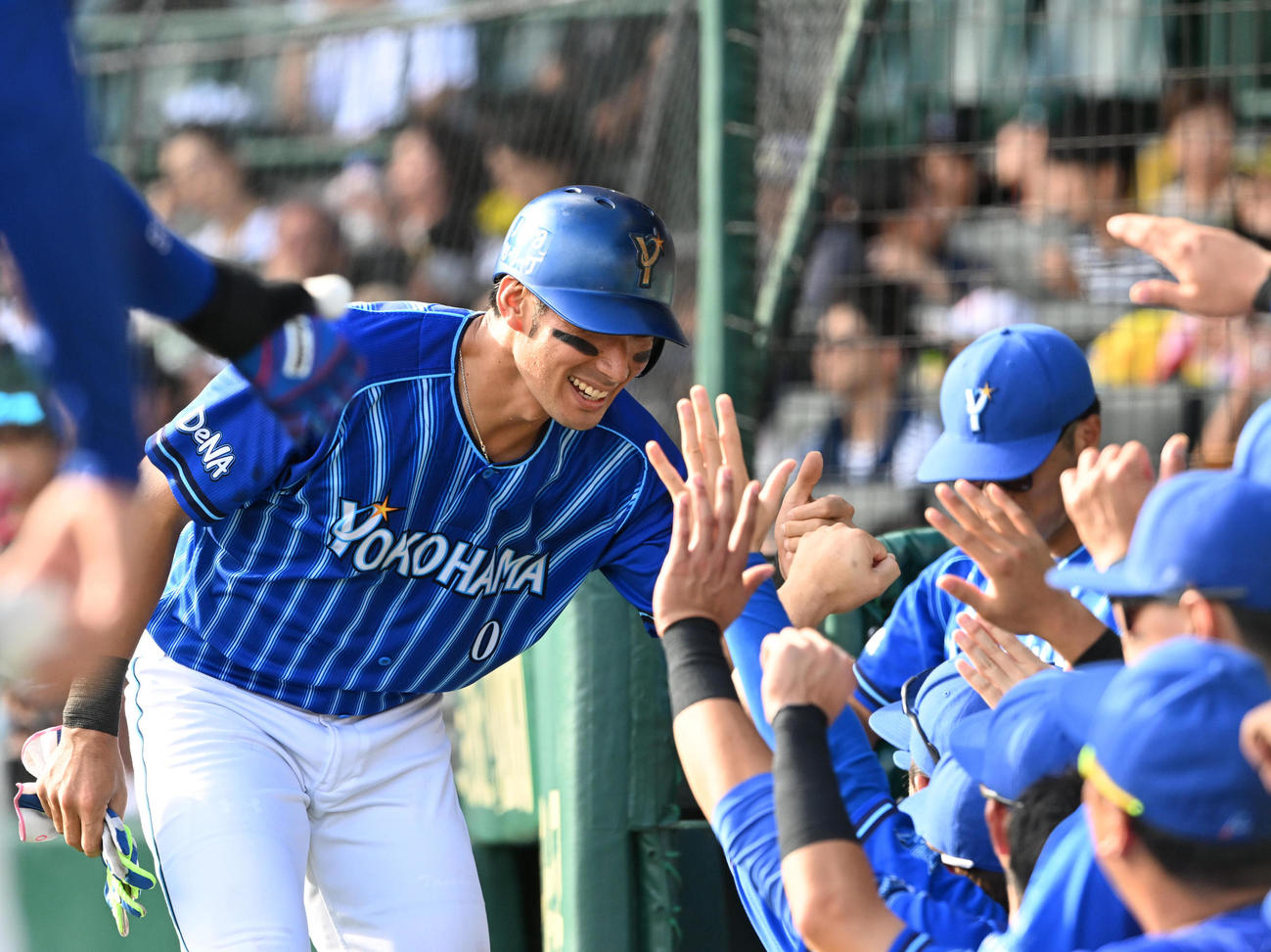 阪神対DeNA 6回表DeNA2死二塁、牧の中前先制適時打で生還、ナインとタッチする大田（撮影・前岡正明）