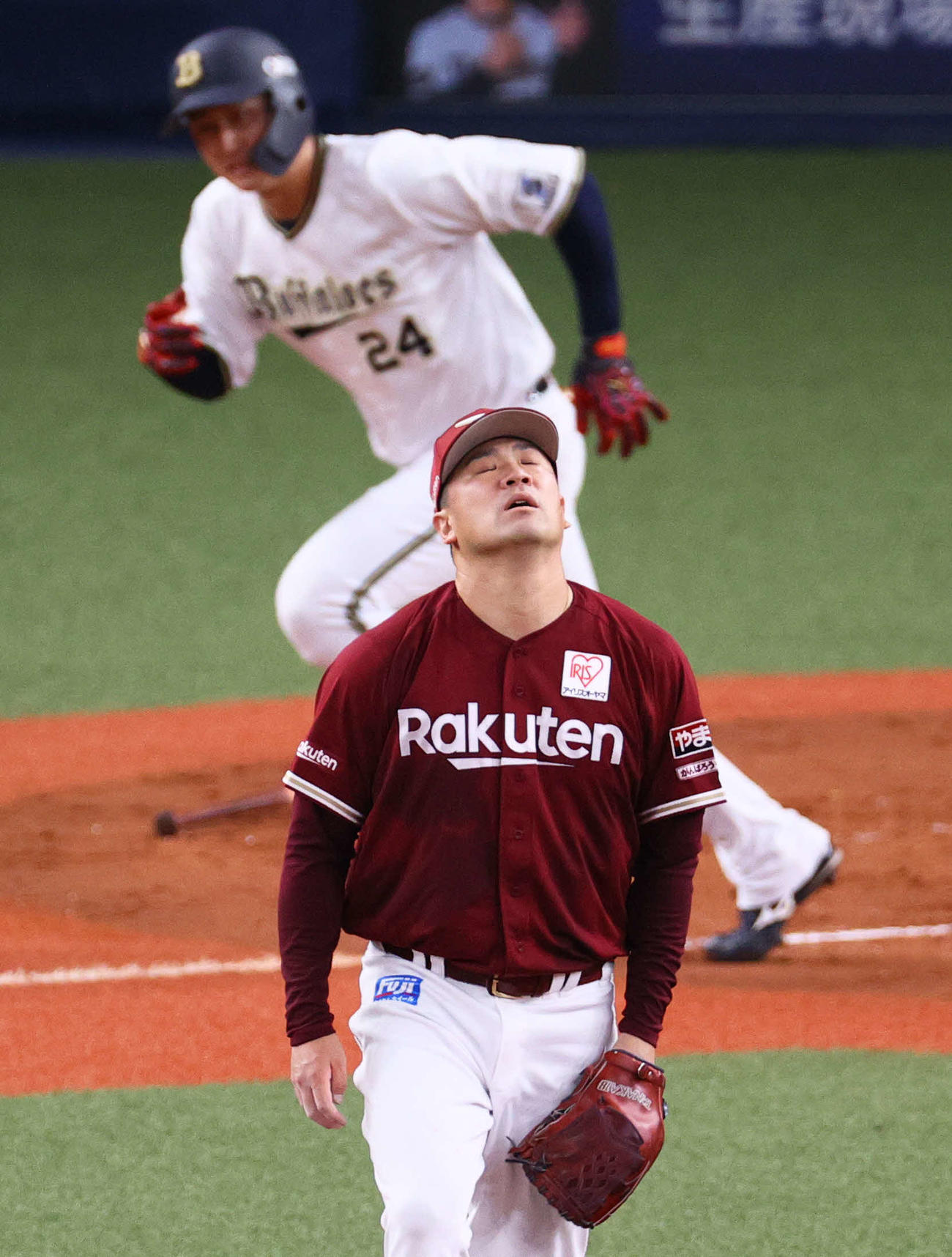 オリックス対楽天　3回裏オリックス1死、田中将（手前）は紅林に中前適時打を浴びて落胆する（撮影・上山淳一）