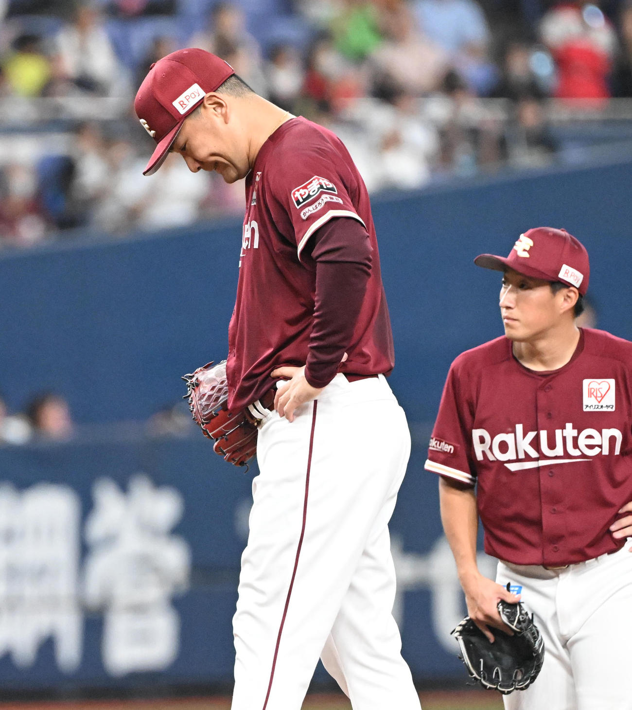 オリックス対楽天　3回裏途中で降板となりうつむく楽天田中将（撮影・和賀正仁）