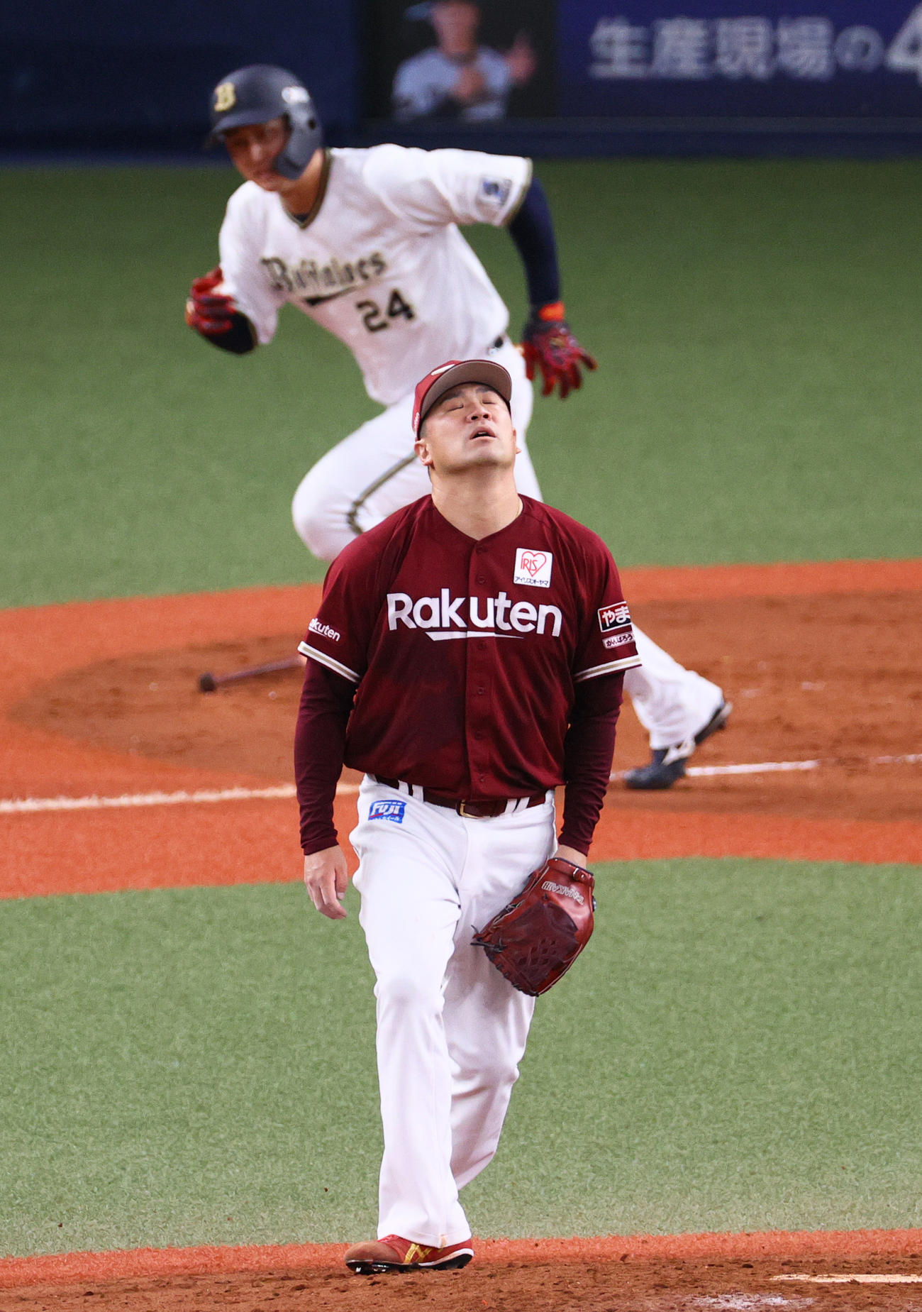 オリックス対楽天　3回裏オリックス1死、田中将（手前）は紅林に中前適時打を打たれ落胆する（撮影・上山淳一）