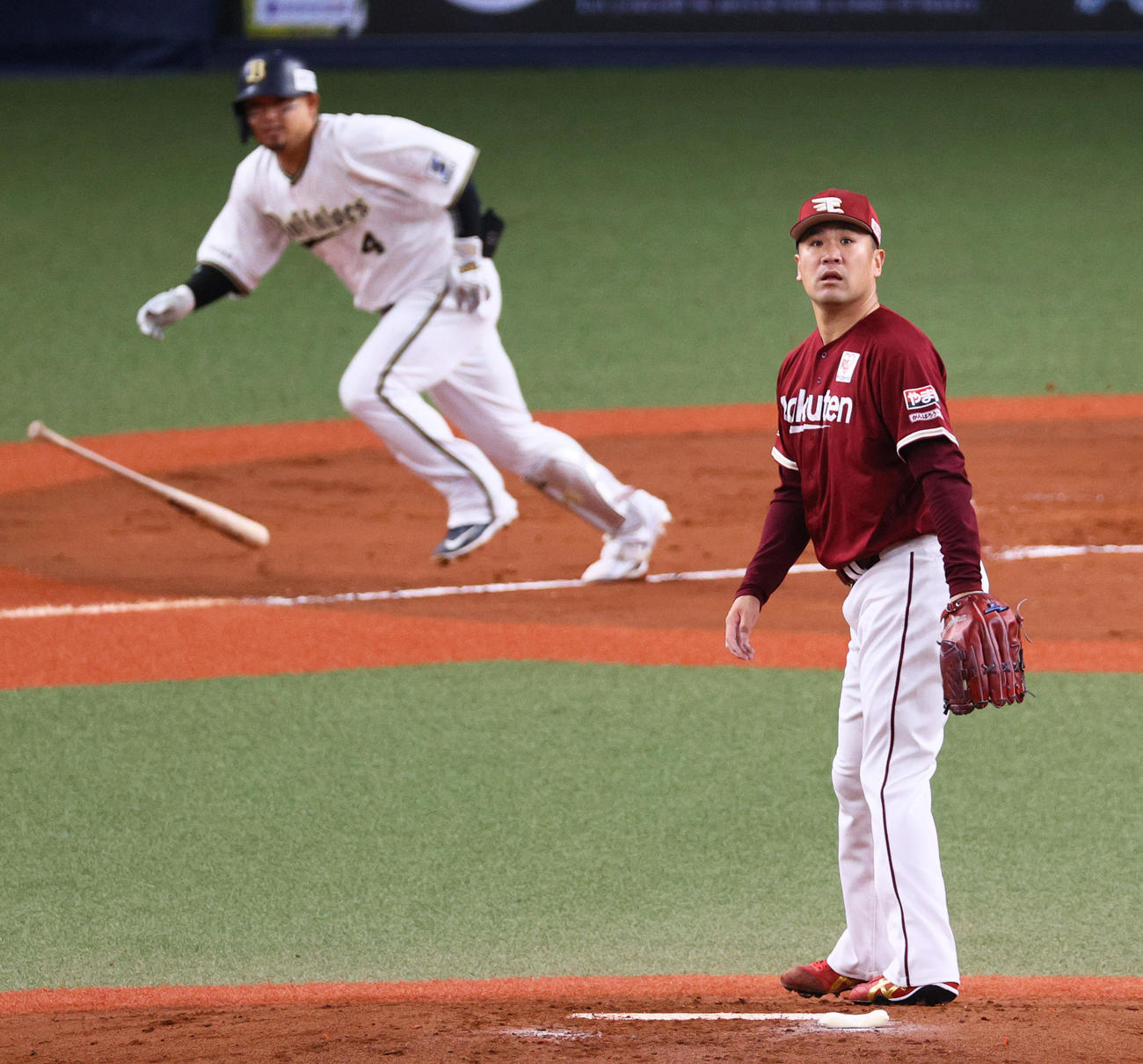 オリックス対楽天　1回裏オリックス1死三塁、田中将（手前）は森に先制の中適時三塁打を浴びる（撮影・上山淳一）