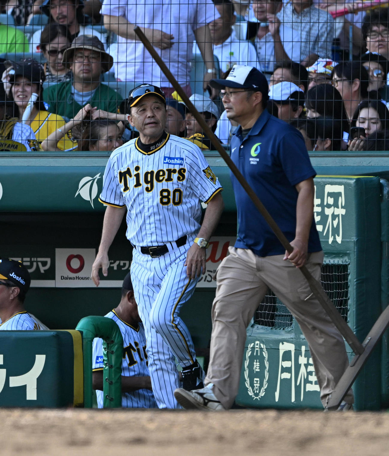 阪神対DeNA 6回、交代を告げるためベンチを出る岡田監督（撮影・前岡正明）