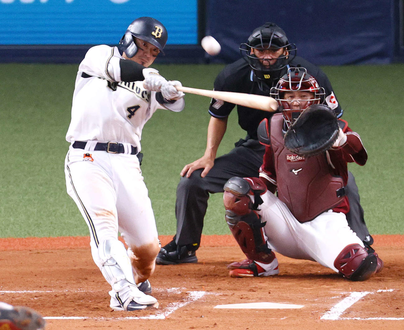 オリックス対楽天　6回裏オリックス2死、森は右越えソロ本塁打を放つ（撮影・上山淳一）