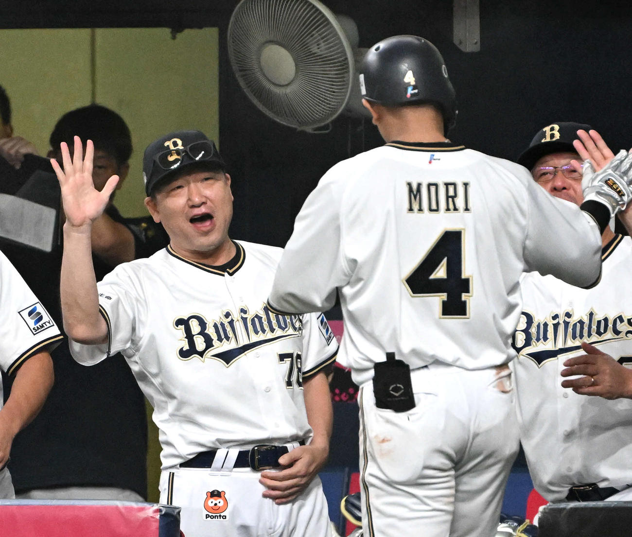 オリックス対楽天　6回裏オリックス2死、本塁打を放った森（右）を迎える中嶋監督（撮影・石井愛子）
