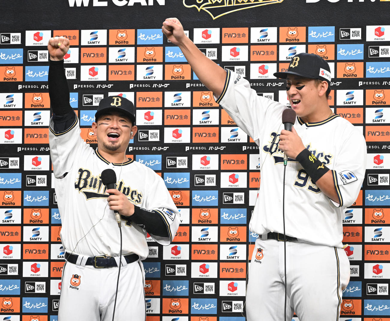 オリックス対楽天　ヒーローインタビュー後、「ホイサー」のかけ声とともにガッツポーズする森（左）と杉本（撮影・和賀正仁）