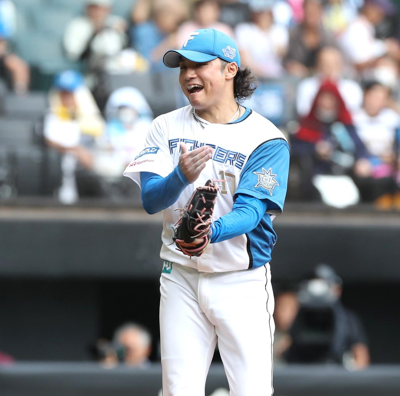 日本ハム対ソフトバンク　2回表ソフトバンク2死二、三塁、野村勇を三振にとりグラブをたたく伊藤（撮影・黒川智章）