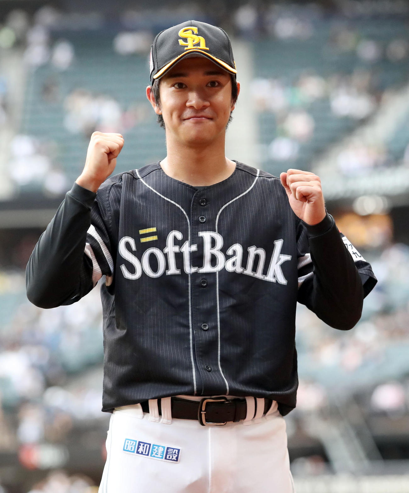 日本ハム対ソフトバンク　日本ハムに勝利し記念撮影に応じる柳町（撮影・佐藤翔太）