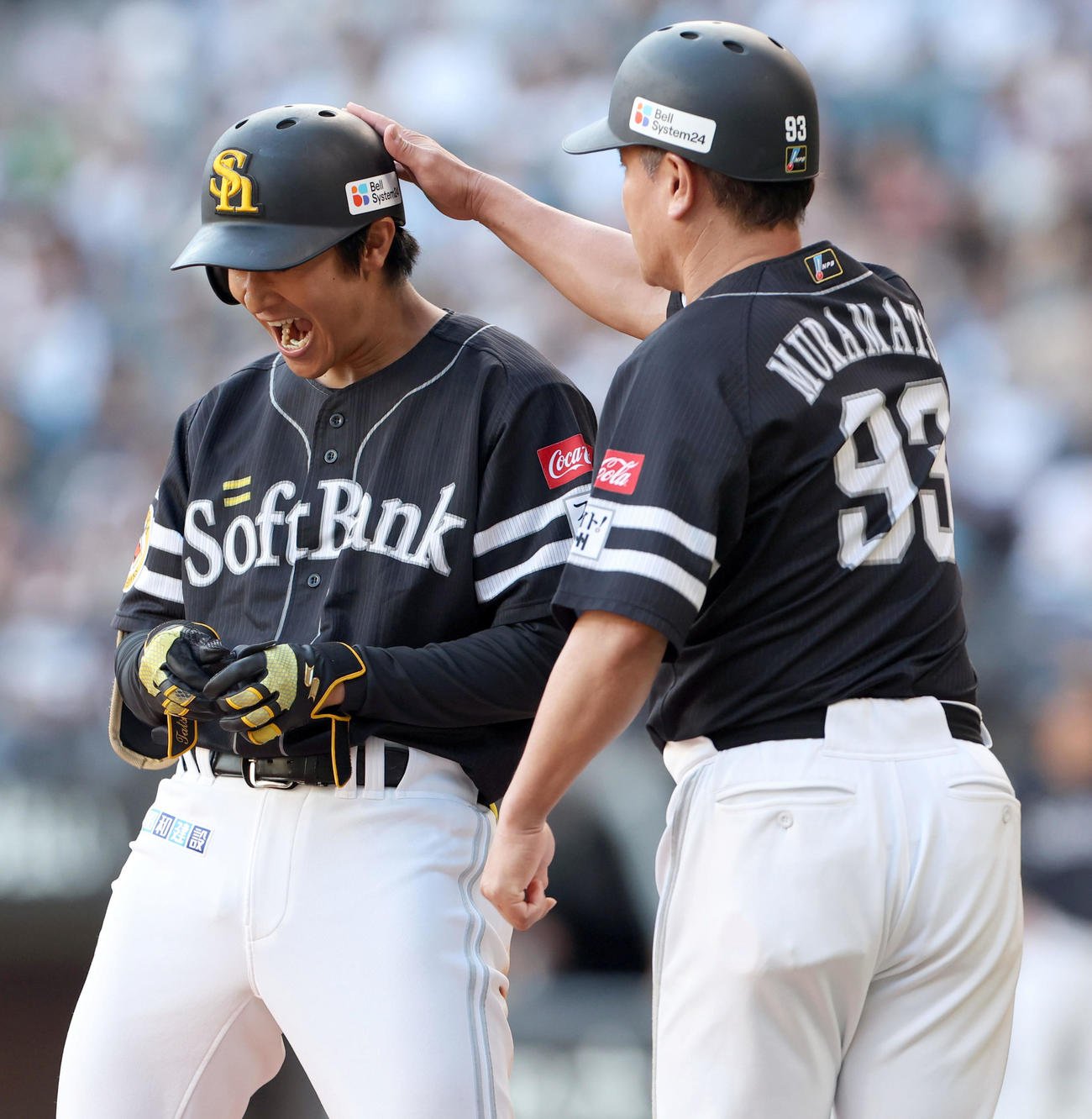 日本ハム対ソフトバンク　8回表ソフトバンク1死一塁、適時三塁打を放ち喜ぶ柳町（撮影・佐藤翔太）