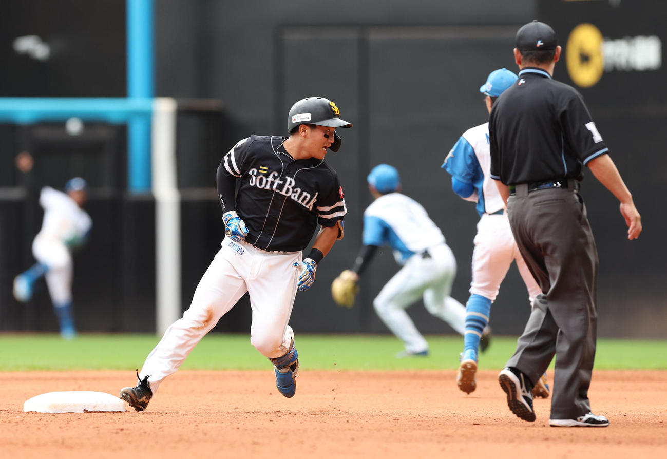 日本ハム対ソフトバンク　4回表ソフトバンク無死、野村大は二塁打を放つ（撮影・佐藤翔太）