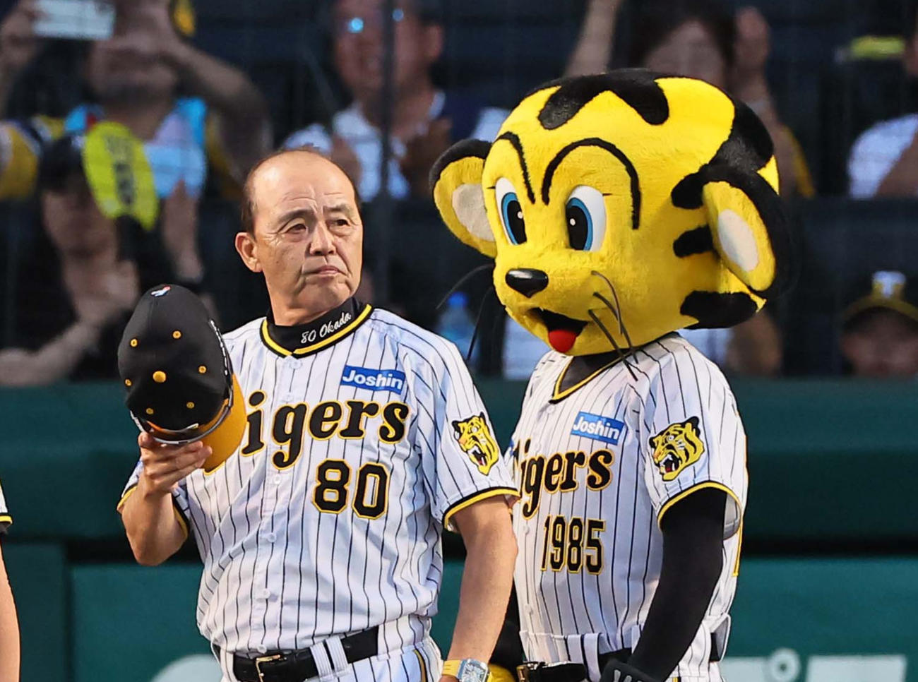阪神対DeNA　甲子園のファンにあいさつをする岡田監督（撮影・上田博志）