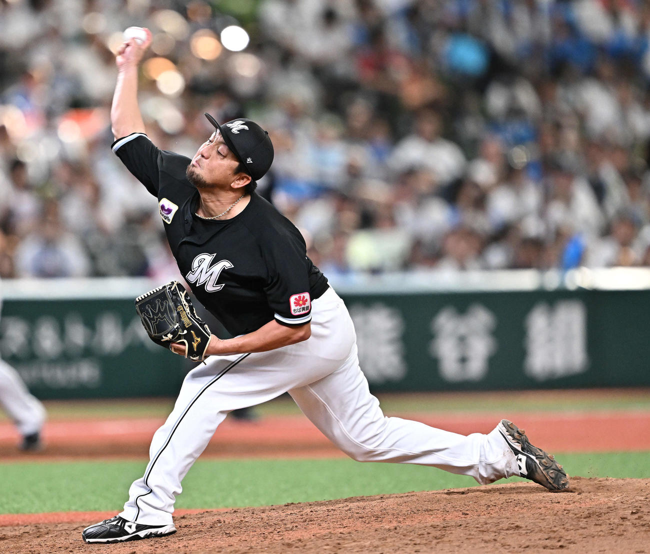 西武対ロッテ　12回裏、ロッテ5番手で登板し試合を締めた沢村（撮影・滝沢徹郎）