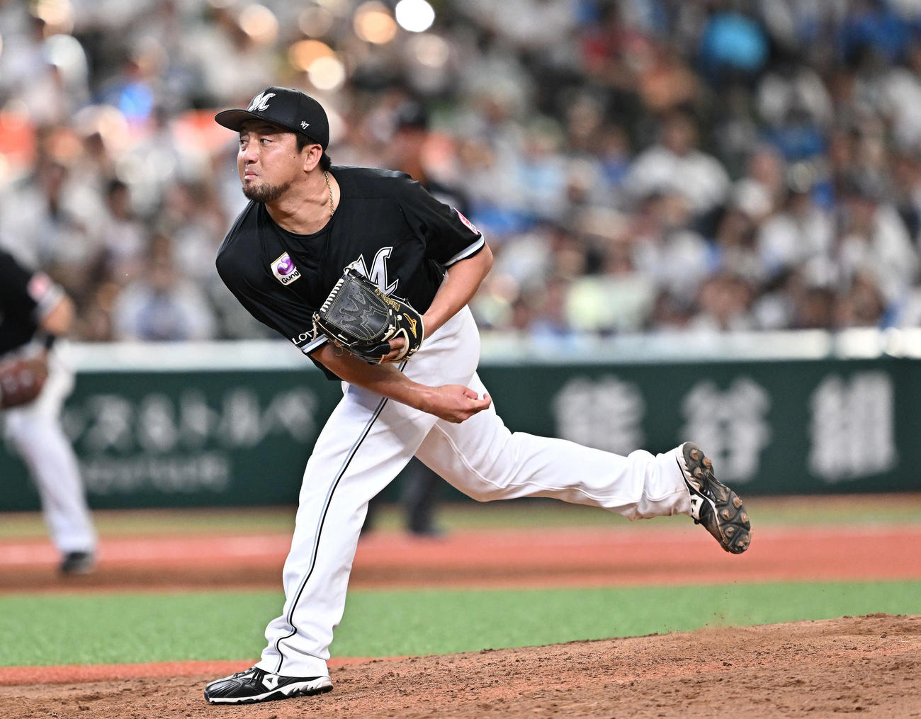 西武対ロッテ　12回裏、ロッテ5番手で登板し試合を締めた沢村（撮影・滝沢徹郎）